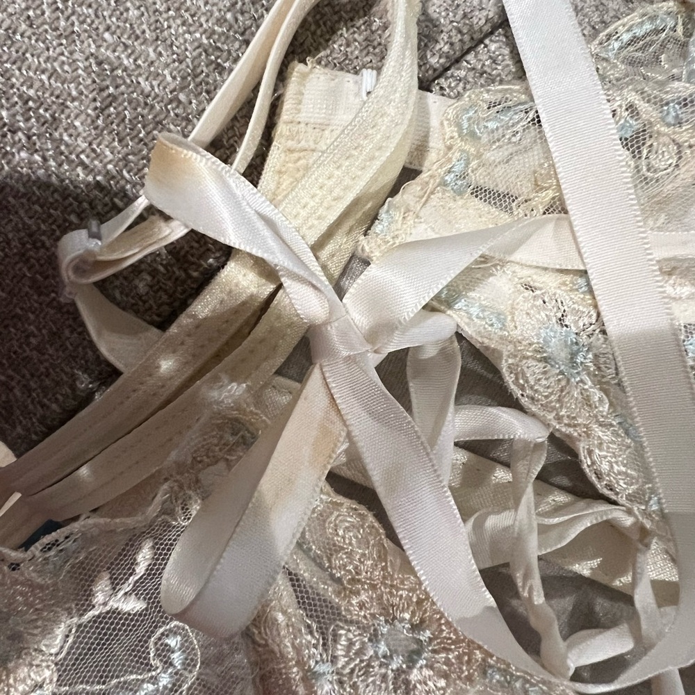 Beautiful embroidered cream and blue corset - Picture 9 of 10